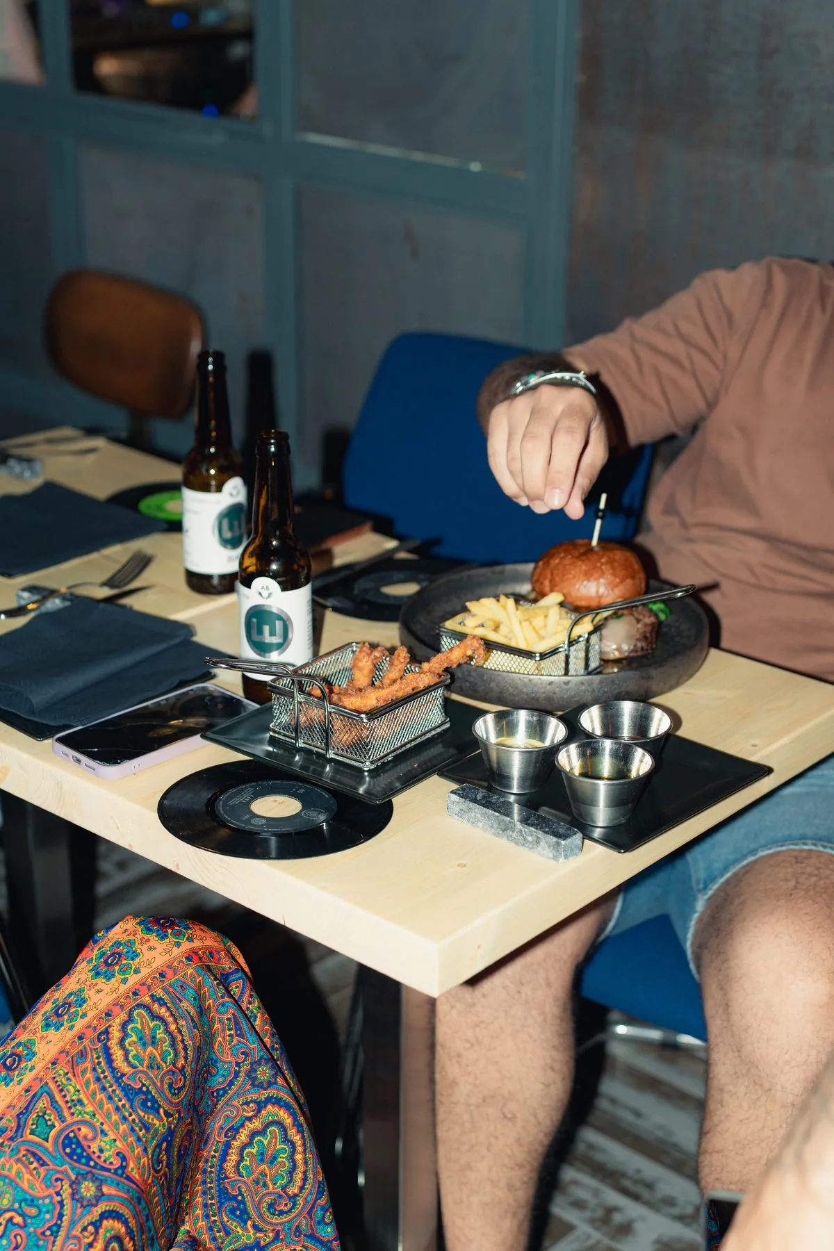 Tavolata al SONU con burger, patatine fritte e birre artigianali