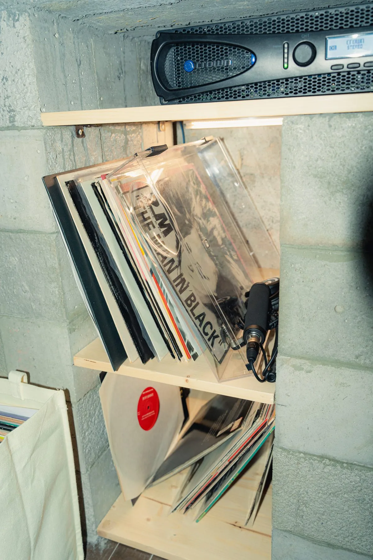 Collezione di vinili e amplificatore nell'angolo musica