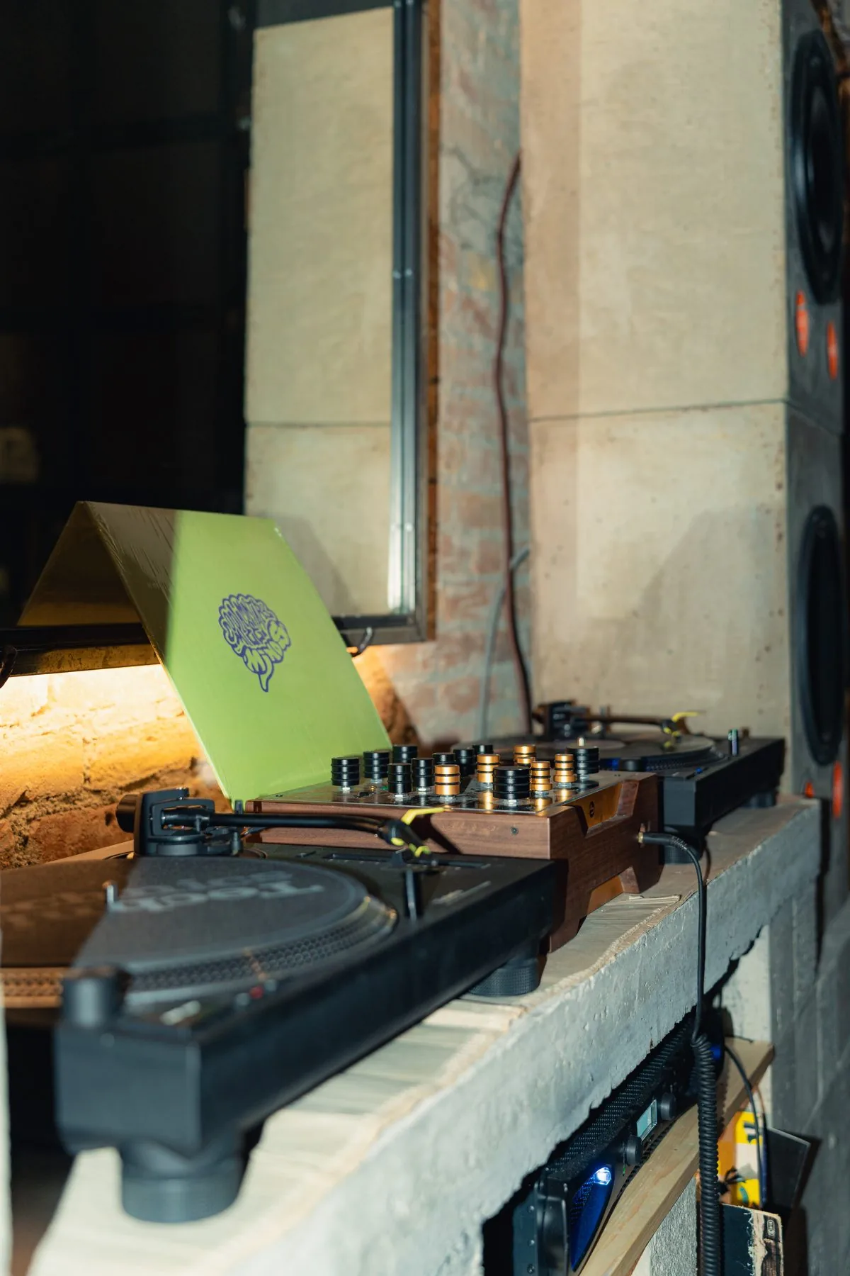 Console DJ con giradischi Technics e mixer rotary in legno