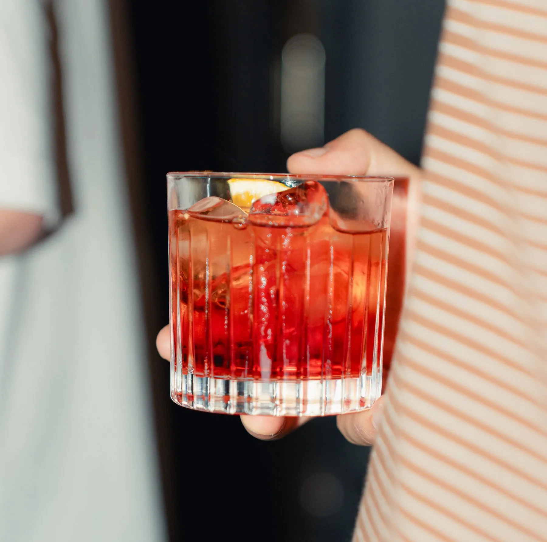 Negroni servito nel bicchiere tumbler